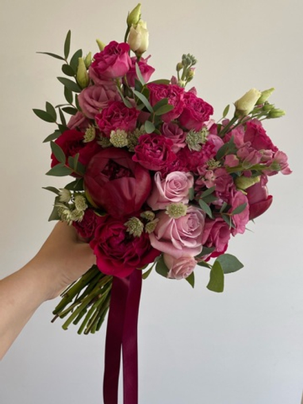 Свадебный букет из пионов, лизиантуса, маттиолв, кустовых пионовидных и одноголовых роз