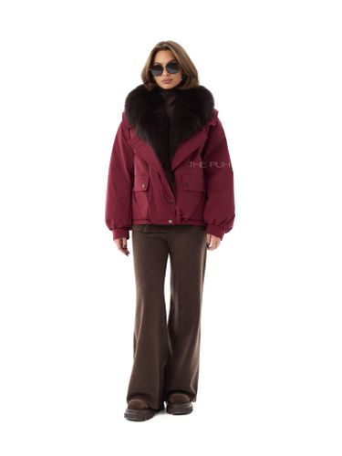 Короткий бордовый пуховик с воротником из лисы