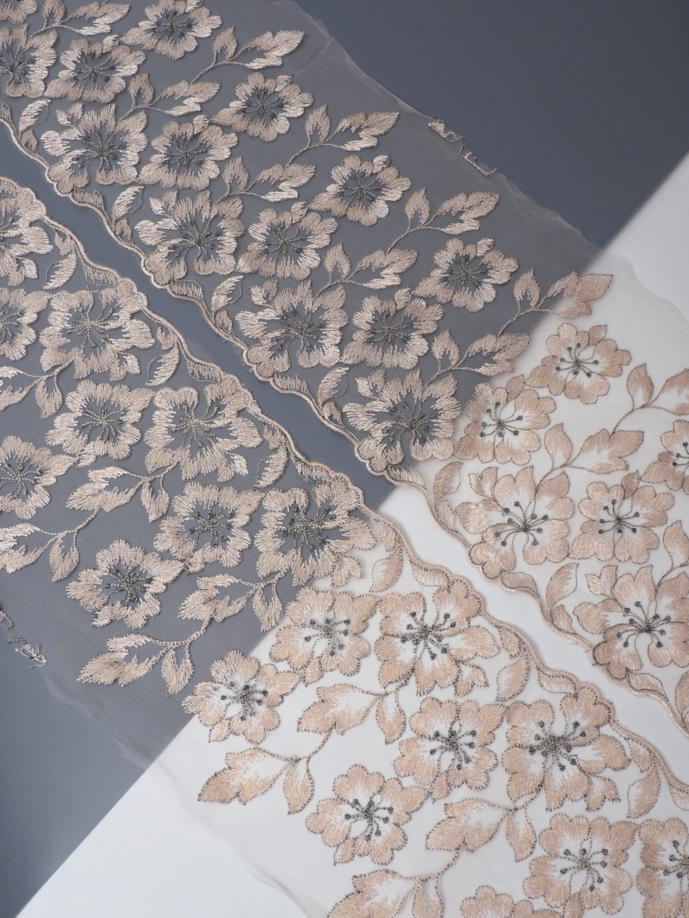 Вышивка на сетке серебристый пион с серебристым люрексом ширина 16 см (2 стороны)