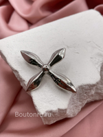 Брошь серебристая в форме цветочка четырехлистника крестика