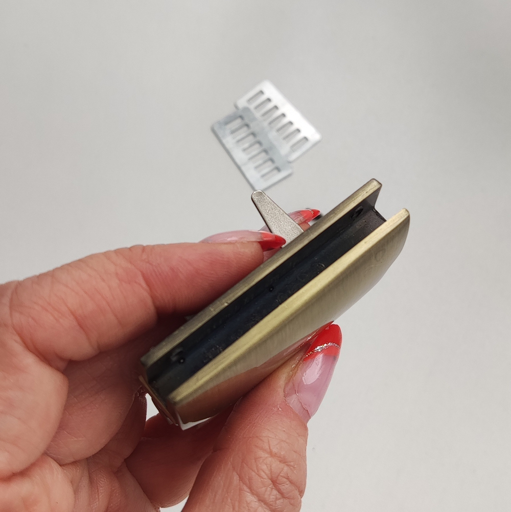 Замок-задвижка портфельный на винтах 32*56 Антик