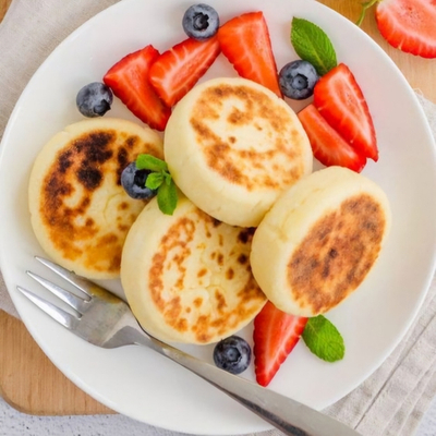 Сырники сладкие с изюмом, жареные