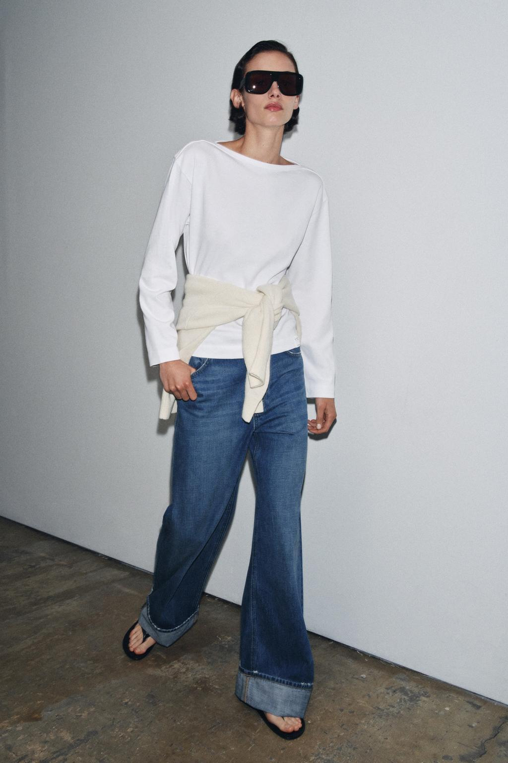 ZARA ФУТБОЛКА С ВЫРЕЗОМ ЛОДОЧКОЙ И ЭТИКЕТКОЙ, БЕЛЫЙ