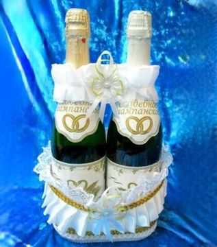 Украшение для бутылок шампанского на свадьбу в виде корзиночки с лентой