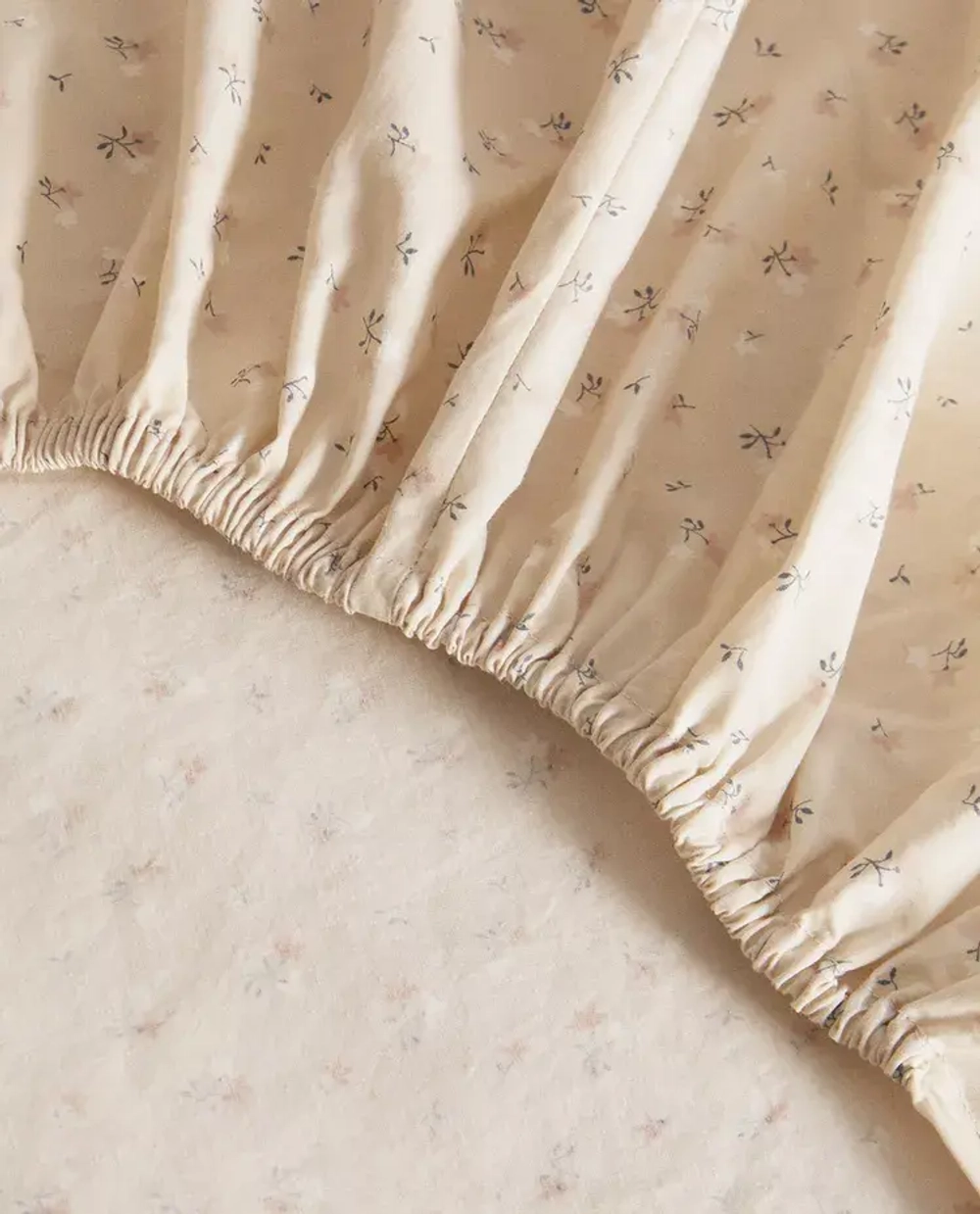 ZARA HOME ДЕТСКАЯ ПРОСТЫНЯ НА РЕЗИНКЕ С ЦВЕТОЧНЫМ ПРИНТОМ, РОЗОВЫЙ