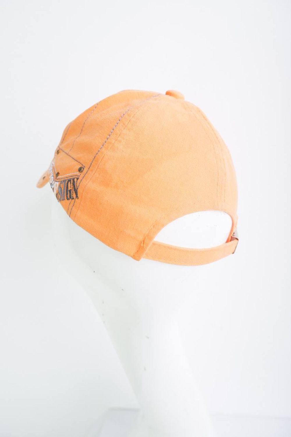 Кепка яркого цвета