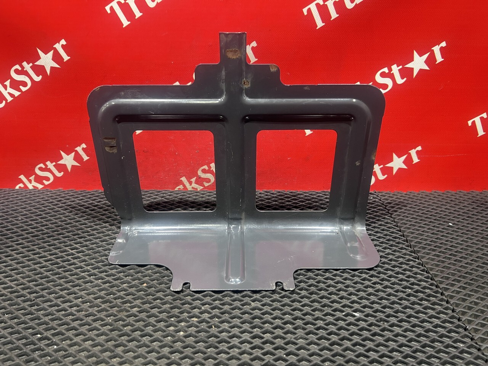 Кронштейн брызговика левого 2021г