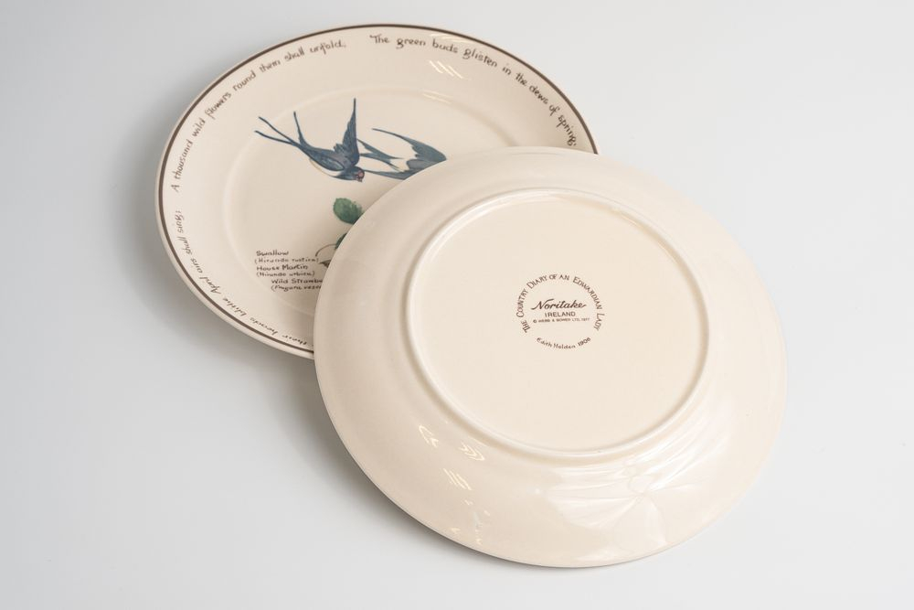 Две тарелки из сервиза «Сельский дневник леди эпохи короля Эдуарда» Эдит Холден (The Country Diary of an Edwardian Lady by Edith Holden 1906)