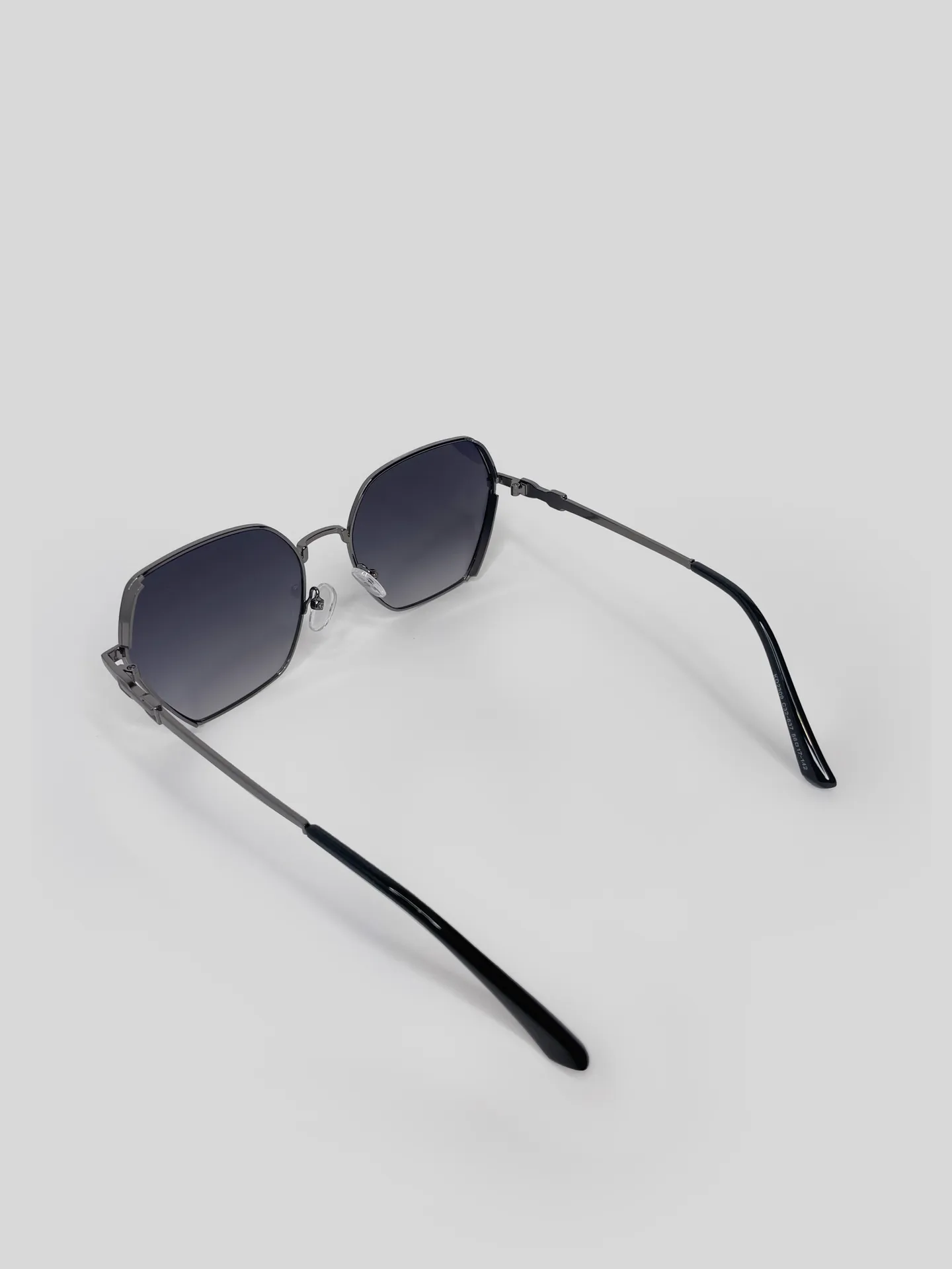 Солнцезащитные очки KD2309 с фигурами на дужках недорого