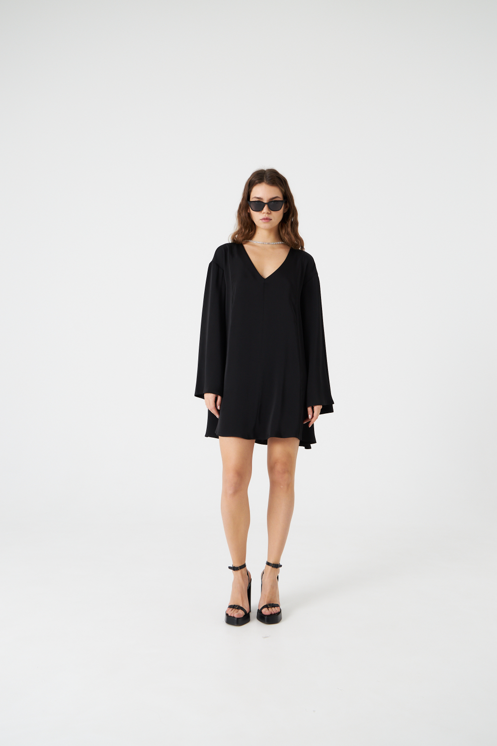 Платье с глубоким вырезом