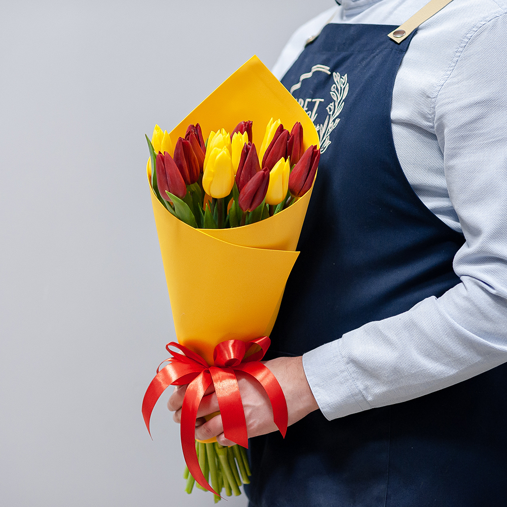 15 красно-желтых тюльпанов в оформлении