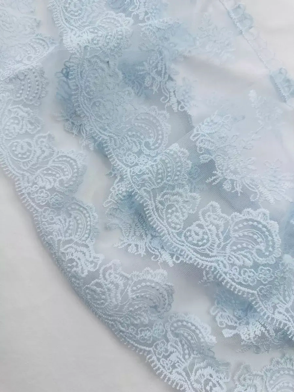 Кружевной уголок и бант на выписку