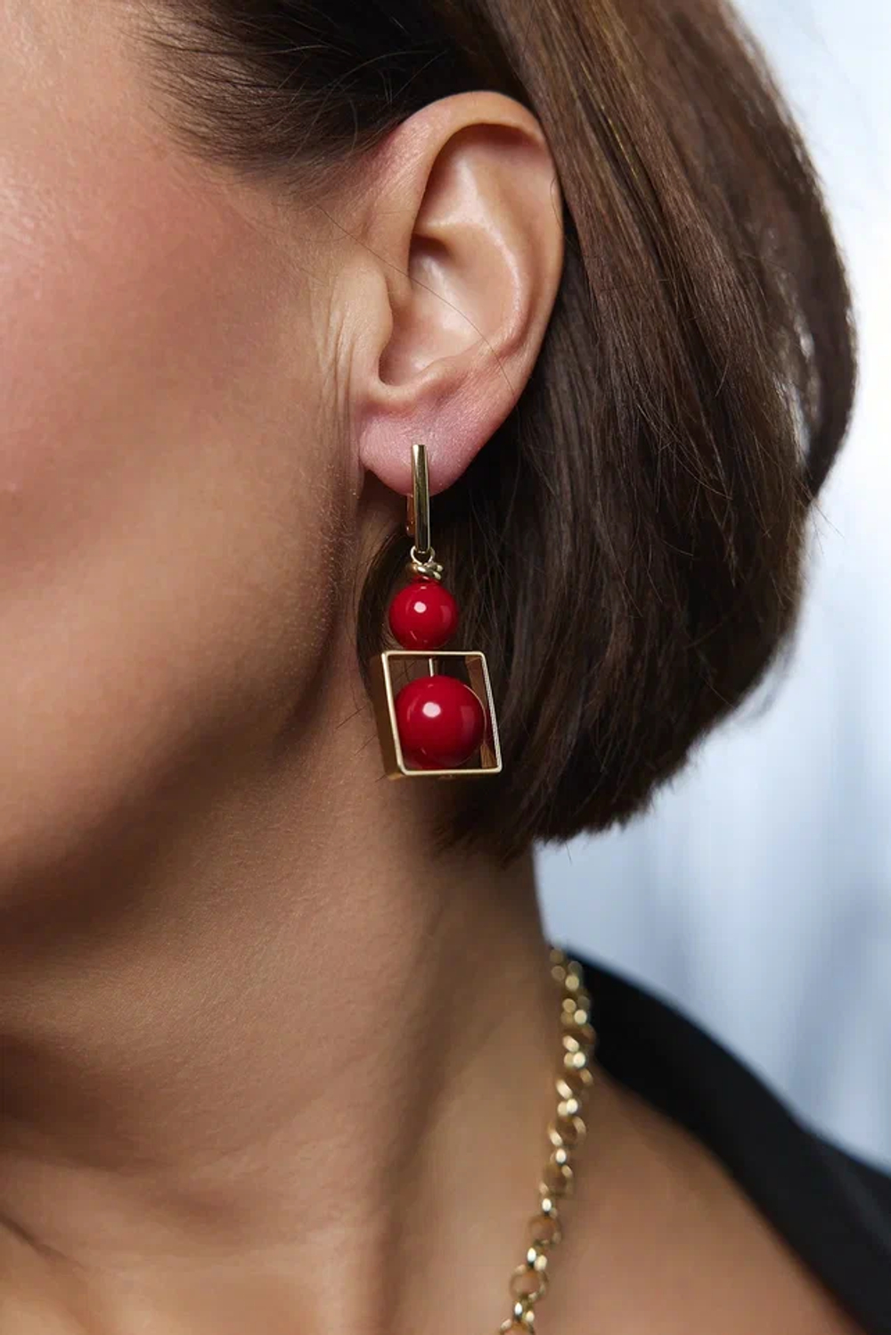 Серьги асимметричные miss Di золото с красным жемчугом Майорка