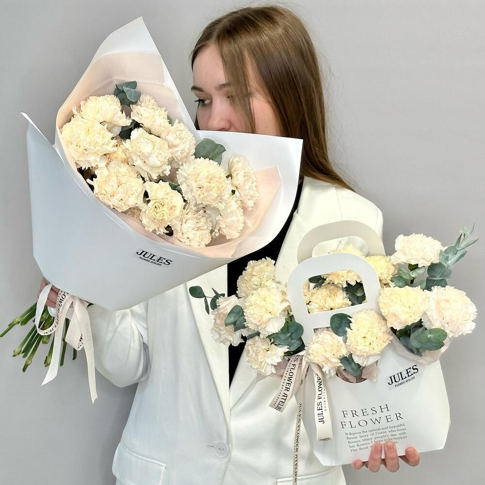 «Кремовый дуэт» Сет из букета и композиции из кремовых диантусов с эвкалиптом