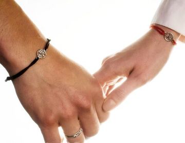 Красный браслет с Хризмой