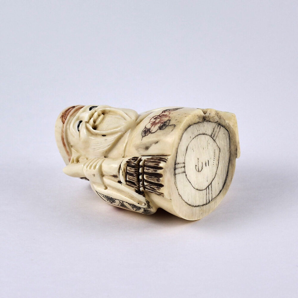 Нэцкэ Дзюродзин с метлой