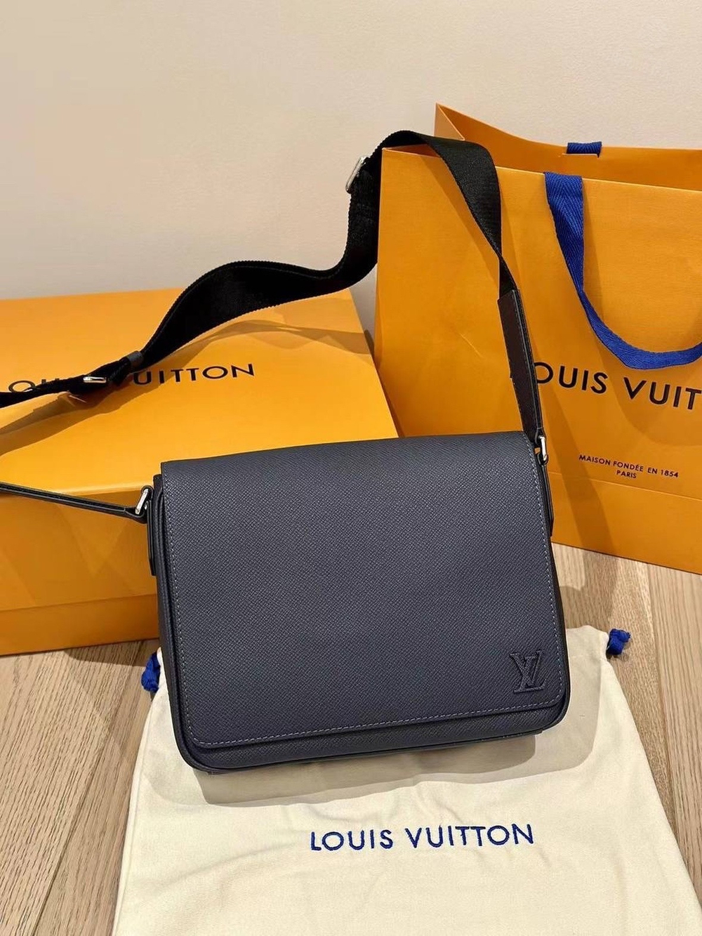 Сумка через плечо/мессенджер Louis Vuitton District PM