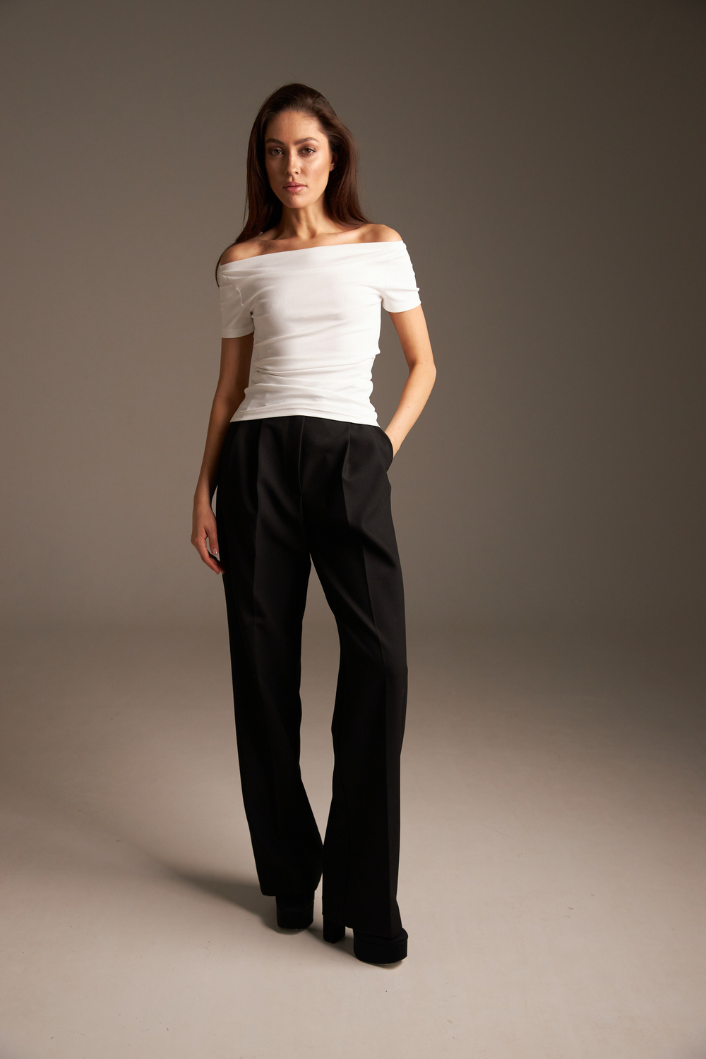 Футболка с открытыми плечами