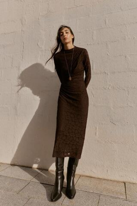 ZARA ПЛАТЬЕ МИДИ С ПЕРФОРАЦИЕЙ И ДРАПИРОВКОЙ, КОРИЧНЕВЫЙ