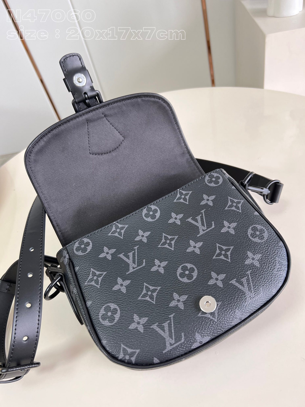 Louis Vuitton Montsouris Messenger PM