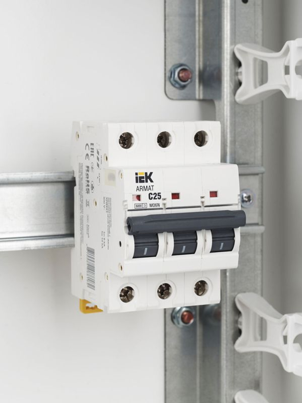 Выключатель автоматический модульный 3п C 25А M06N ARMAT IEK AR-M06N-3-C025