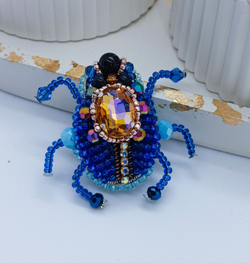 Брошь ручной работы ЖУК из бисера и страз, кристаллов. / подарок любимой, маме, коллеге, подруге / бижутерия / оригинальный подарок /