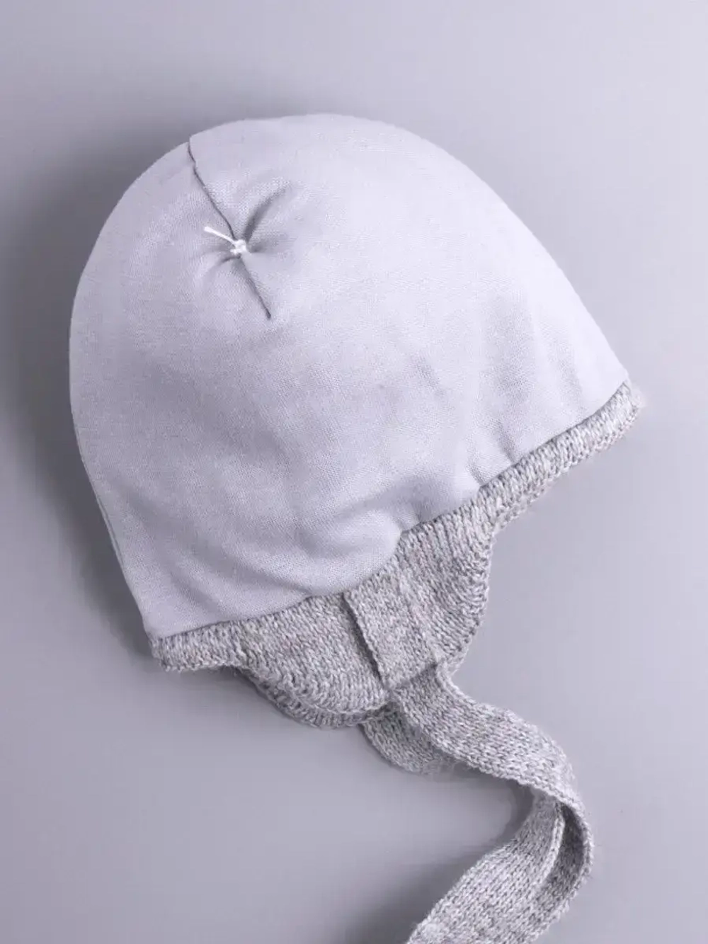 Шапка детская осенняя с завязками и помпонами