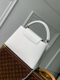 Louis Vuitton Capucines MM