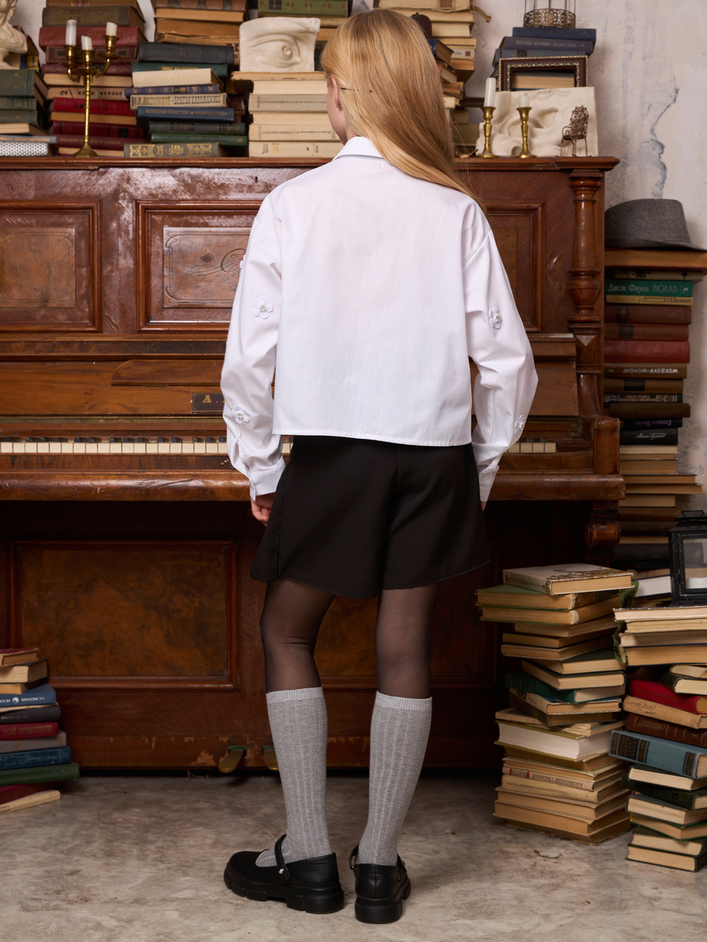 Рубашка для девочки белая с цветочками укороченная