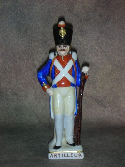 Фарфор. Статуэтка. Солдат. Артиллерист 1813. Sitzendorf. Германия