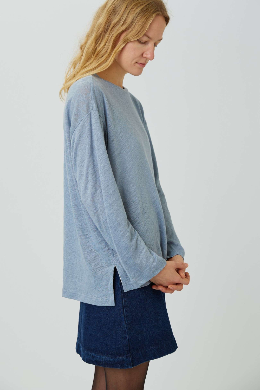 Топ с разрезами из голубого льна