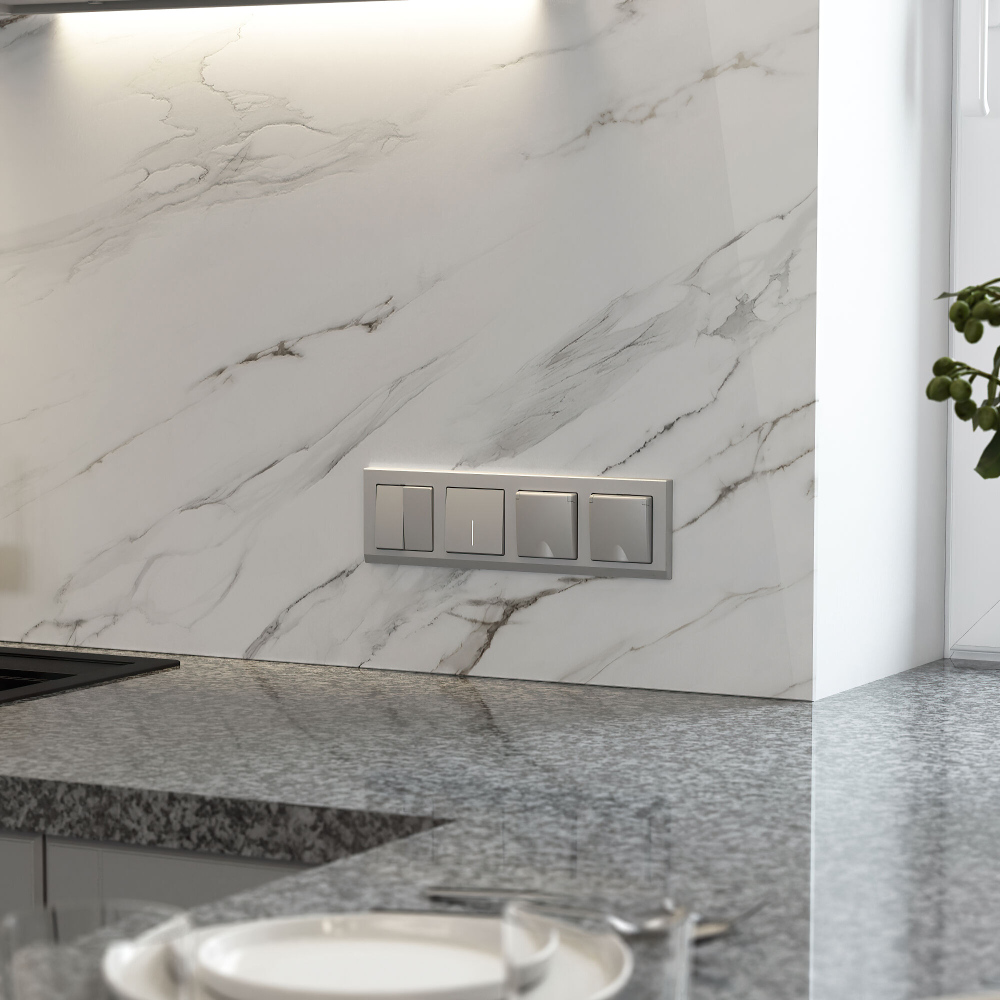 Розетка влагозащ. с зазем. с защит. крышкой и шторками (серебряный матовый)