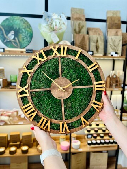 Часы с лесным мхом (диаметр 40 см)