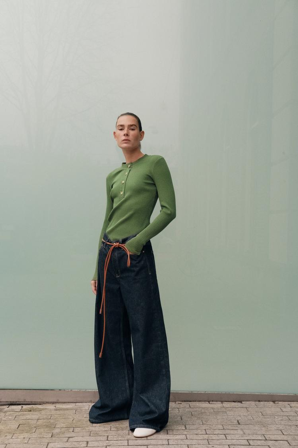 ZARA ФУТБОЛКА ИЗ РИФЛЕНОГО ТРИКОТАЖА С ПУГОВИЦАМИ, ЗЕЛЕНЫЙ/ЭКРЮ