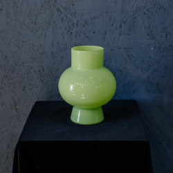 15. Салатовая матовая стеклянная ваза