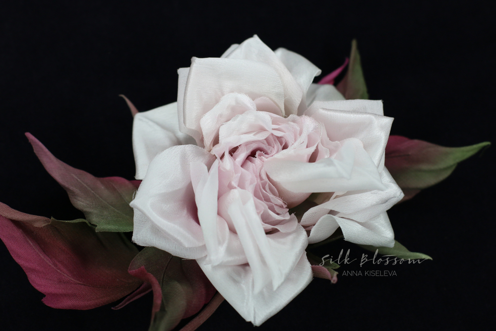 Брошь нюдовая роза из шелка