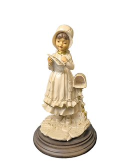 Статуэтка "Девушка, читающая письмо" Capodimonte