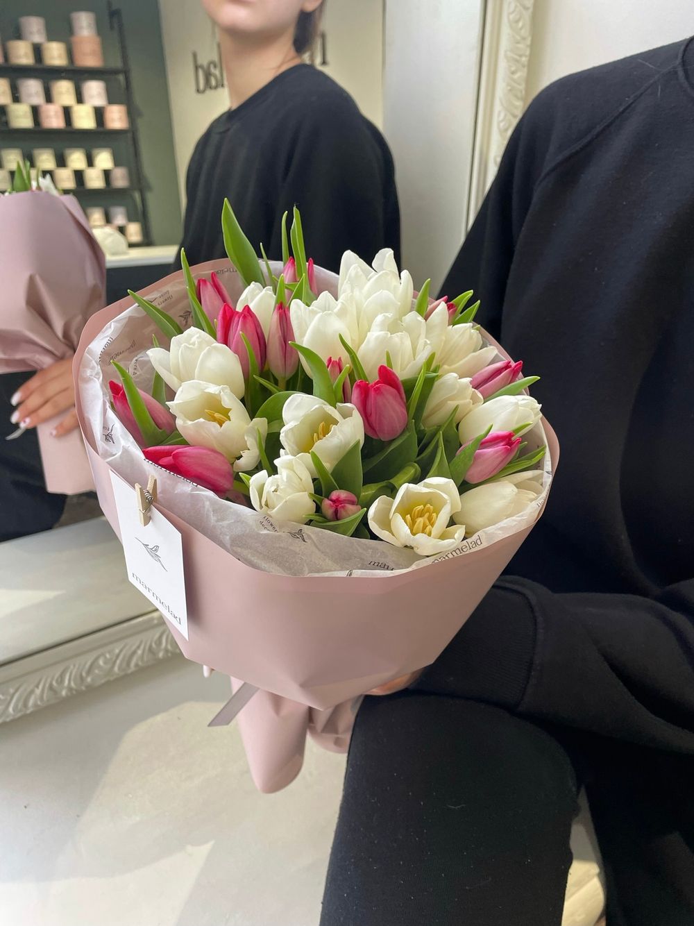 Букет из 25 белых и ярко-розовых тюльпанов