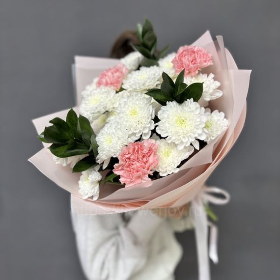 Букет из диантусов, хризантем и рускуса