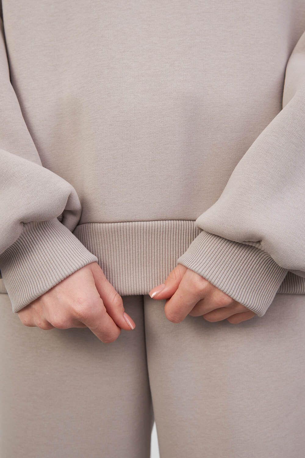 Утепленный свитшот цвета туман