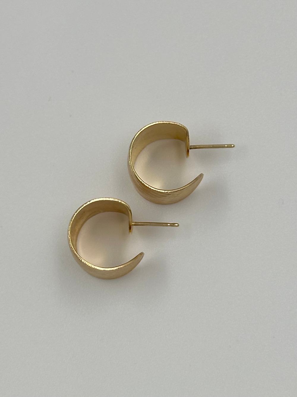 Серьги кольца с брашировкой