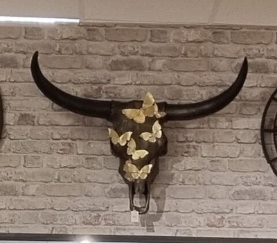 Настенный декор череп буйвола с бабочками 88см h68cm полистоун/металл