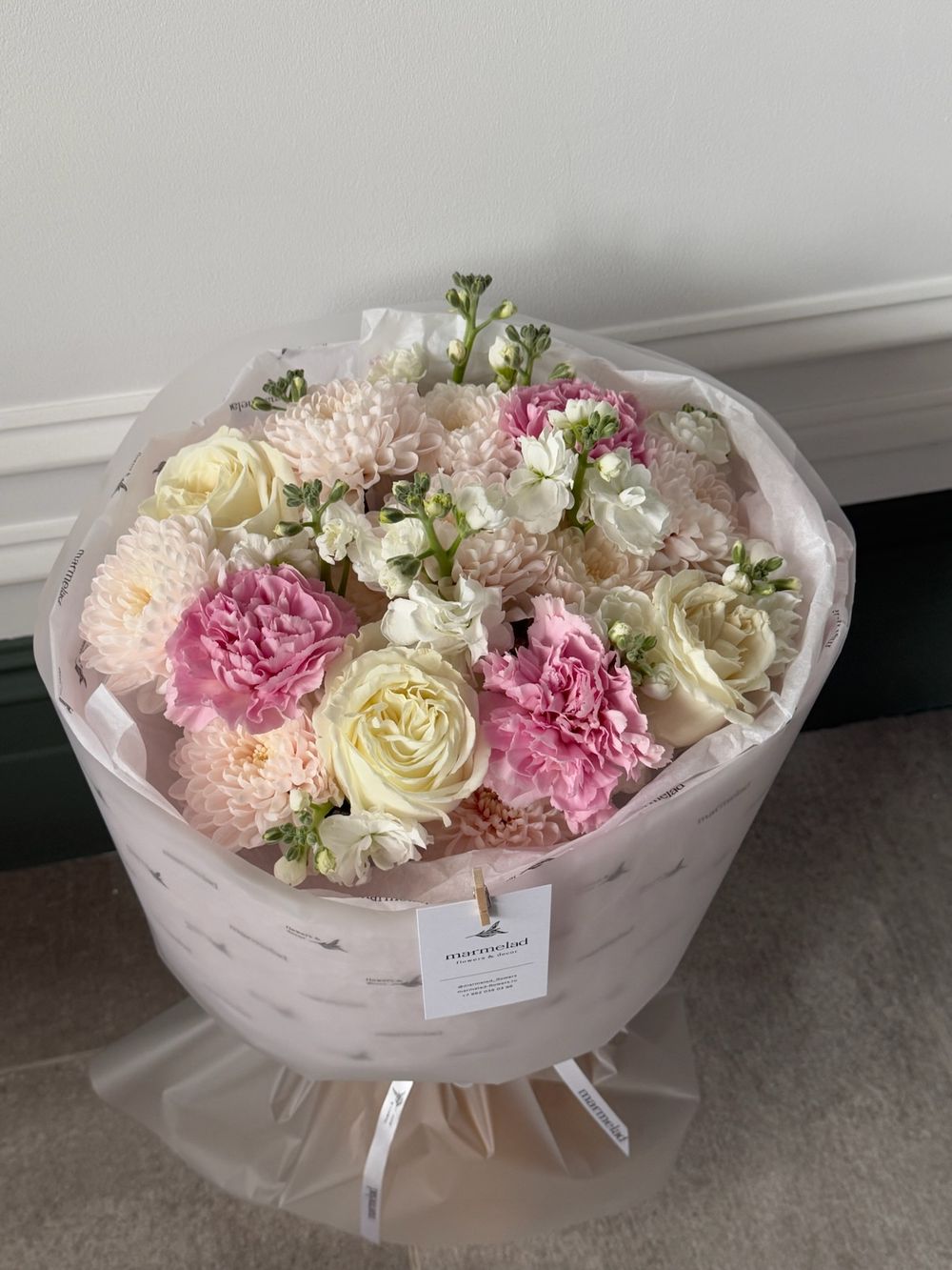 Букет из кустовой пионовидной розы, маттиолы, диантусов и хризантемы