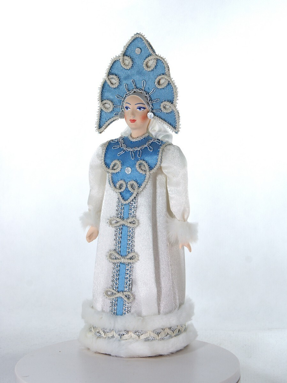 Фарфоровая кукла коллекционная Снегурочка в белой шубе и резном кокошнике. Новогодняя игрушка под ёлку ручной работы