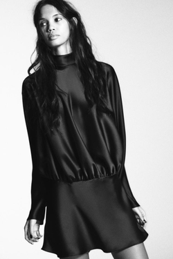 ZARA КОРОТКОЕ АТЛАСНОЕ ПЛАТЬЕ С ШАРФОМ, ЧЕРНЫЙ