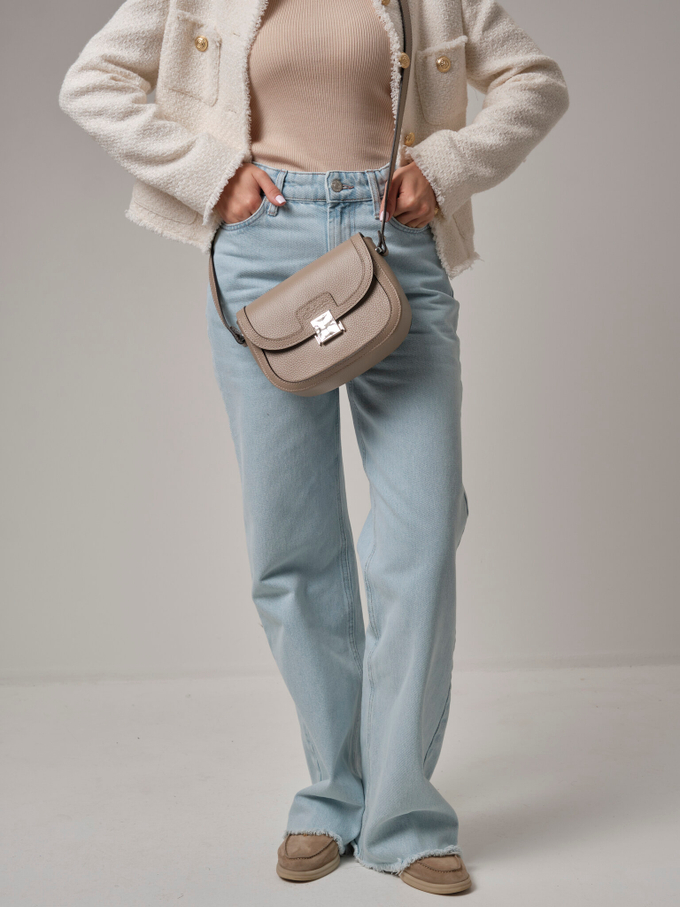 Сумка кожаная на плечо кросс-боди бежевая