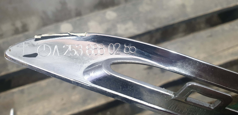 Молдинг решетки радиатора правый верхний Mercedes GLC (X253) 15-19 Б/У Оригинал A2538880285