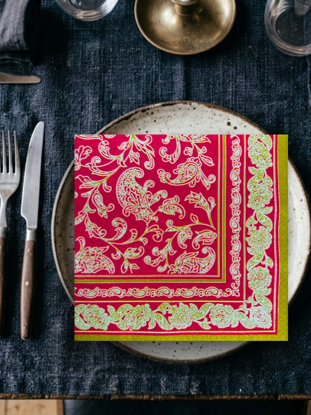 Салфетки бумажные праздничные трёхслойные для сервировки и декупажа Кубики 3D красные