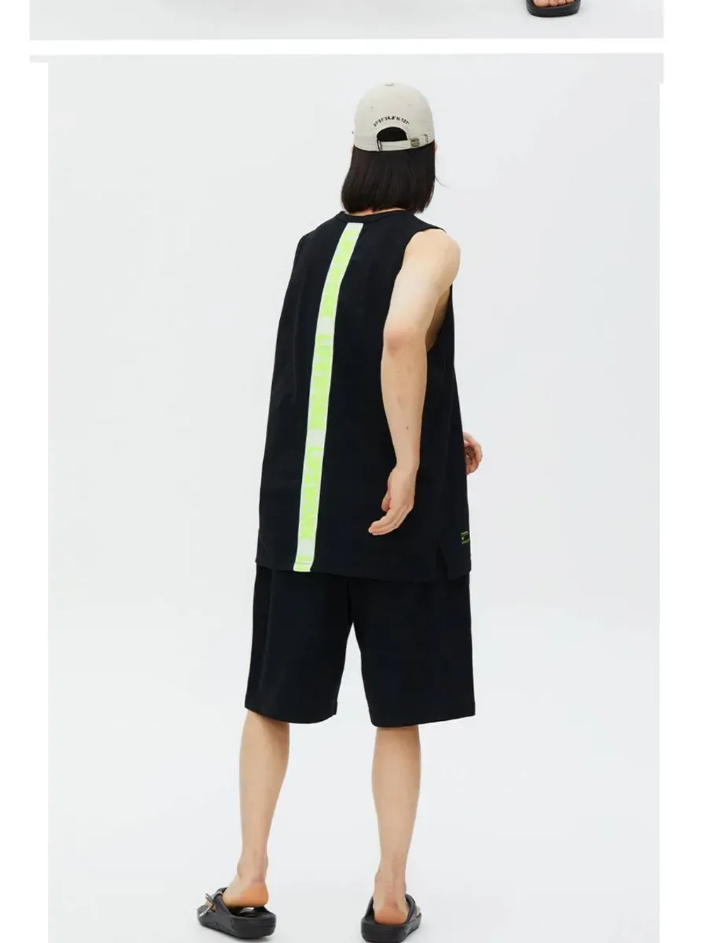 Шорты с высокий посадкой и неоновыми шнурками