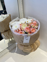 Сборный букет с хризантемой и персиковой кустовой пионовидной розой в оформлении